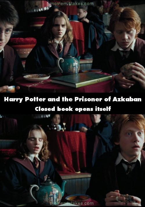 Lúc Trelawney đi đến chỗ chiếc bàn, nơi Potter, Ron và Hermione đang ngồi, ở trên bàn có đặt một quyển sách đã được gấp lại. Khi chuyển cảnh từ Trelawney sang Ron, khán giả lại thấy quyển sách được mở ra chứ không phải gấp lại như ban đầu.